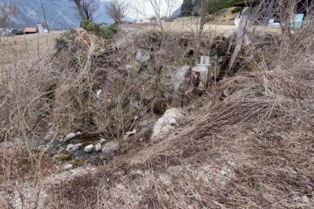 Strm odsek struge dolvodno od platoja pri stanovanjski hiši – odsek B med profiloma P7 in P8